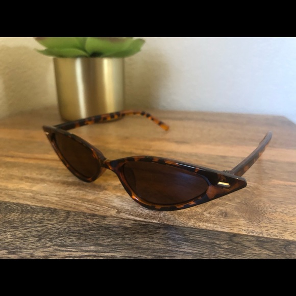 🔥 2/$20 ✨ Vintage Cat Eye Sunglasses - Picture 7 of 8